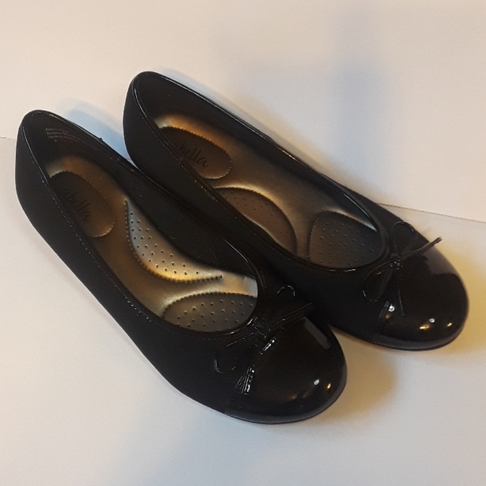 Super cute black flats!